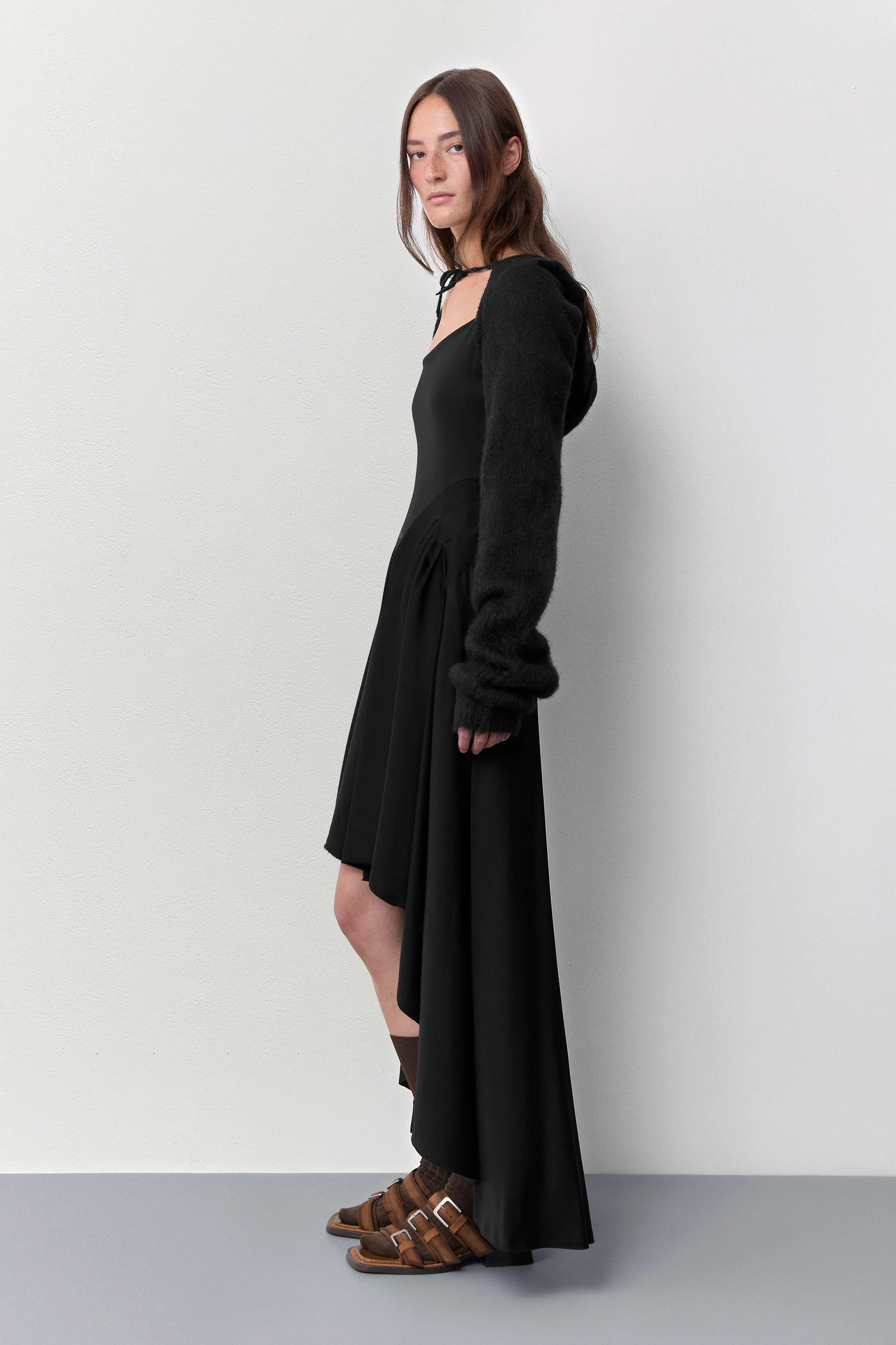 Nivi Hooded Black Sleeves | Miista | Designed & Handmade in Europe